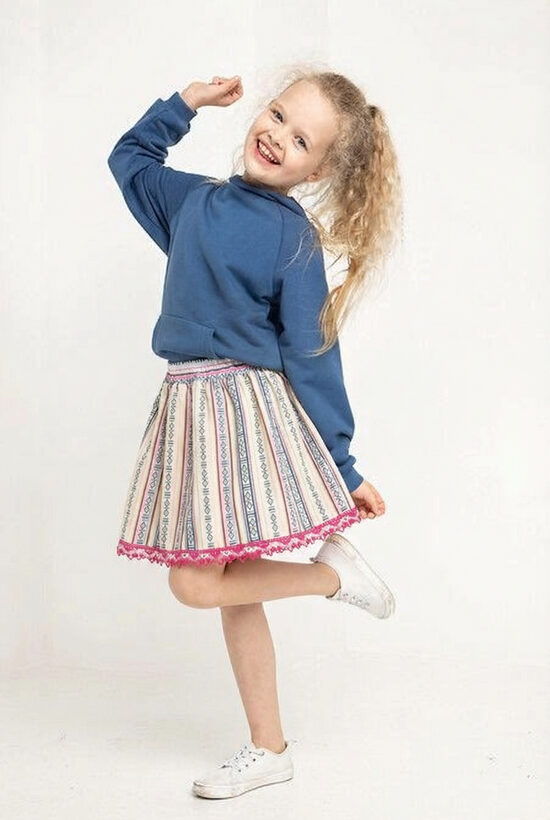 Stilizēti tautiskie svārki bērniem, gaišie ar košu mežģīni